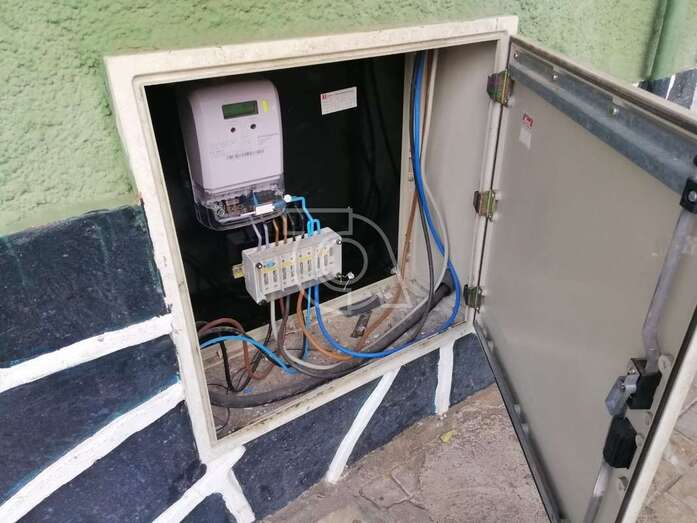 Cuadro eléctrico abierto en Salinetas (Foto TA)